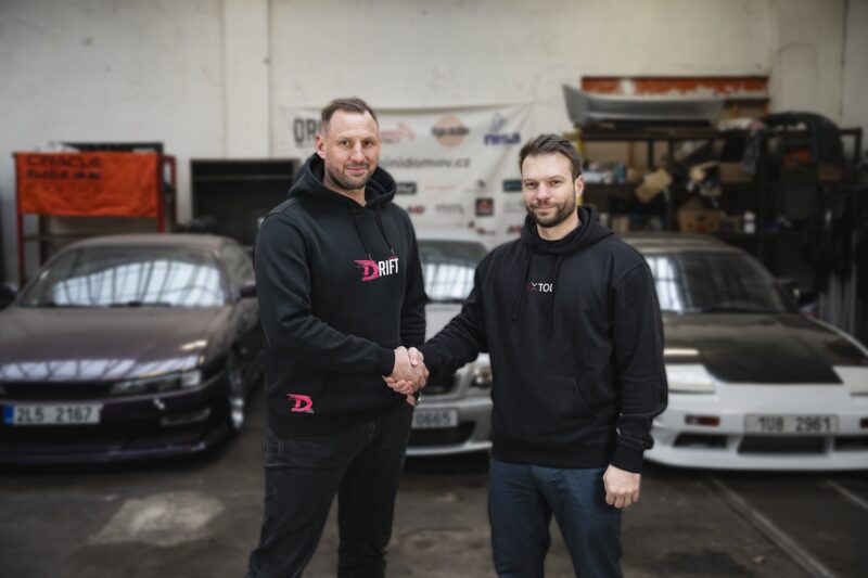 SIXTOL se stává generálním partnerem driftovacích závodů Drift Corporation. Vzniká SIXTOL Drift Corp. League