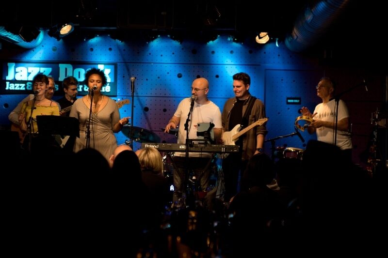 Legenda české hudební scény Imran Musa Zangi se vrací s projektem Aqua Congas: Otec a syn spojili síly v hudebním projektu plném groove a emocí