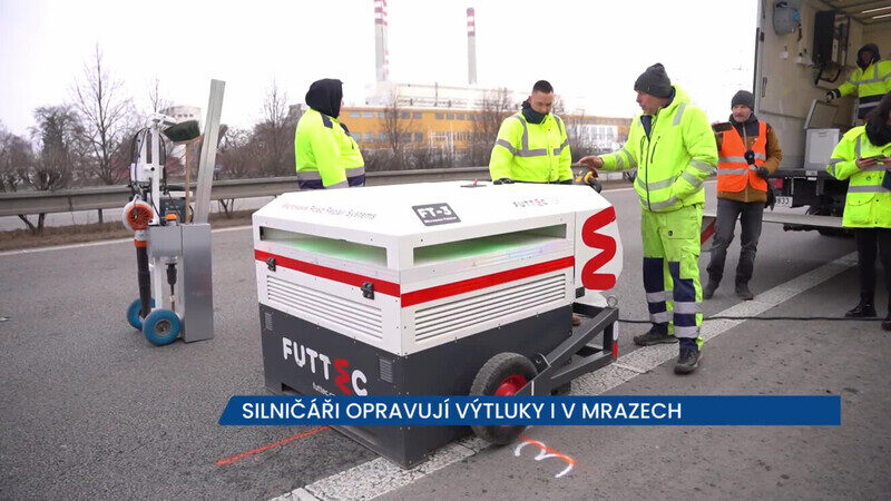 Silničáři opravují výtluky i v mrazech