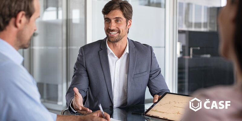 Finanční poradci sjednali v roce 2025 finanční produkty za více než 240 miliard korun, meziročně o 27 % více