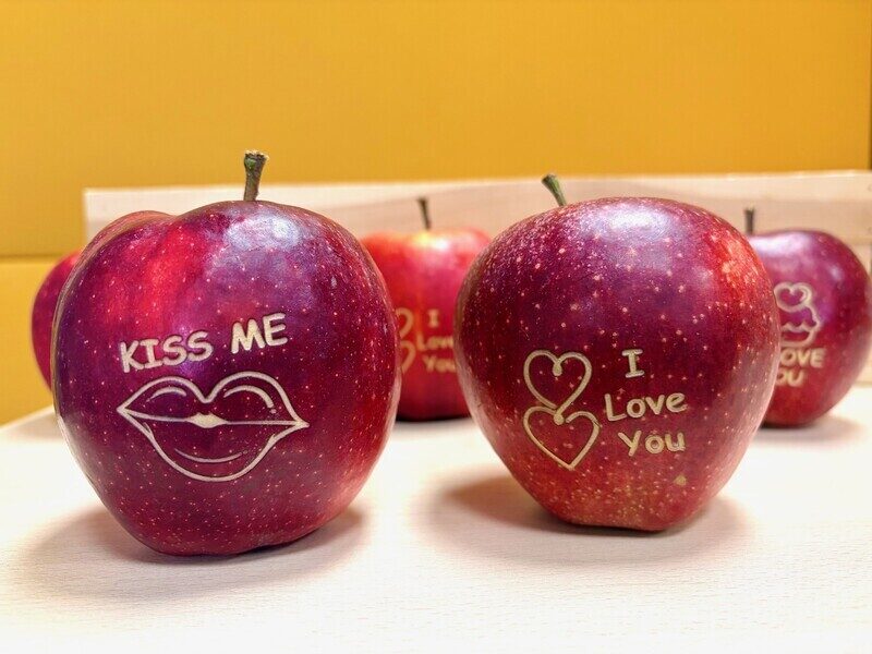 Čerstvá jablíčka se zamilovanými vzkazy, ovoce ve speciálním balení nebo pestrý výběr květin. V BILLE si na Valentýna vybere každý