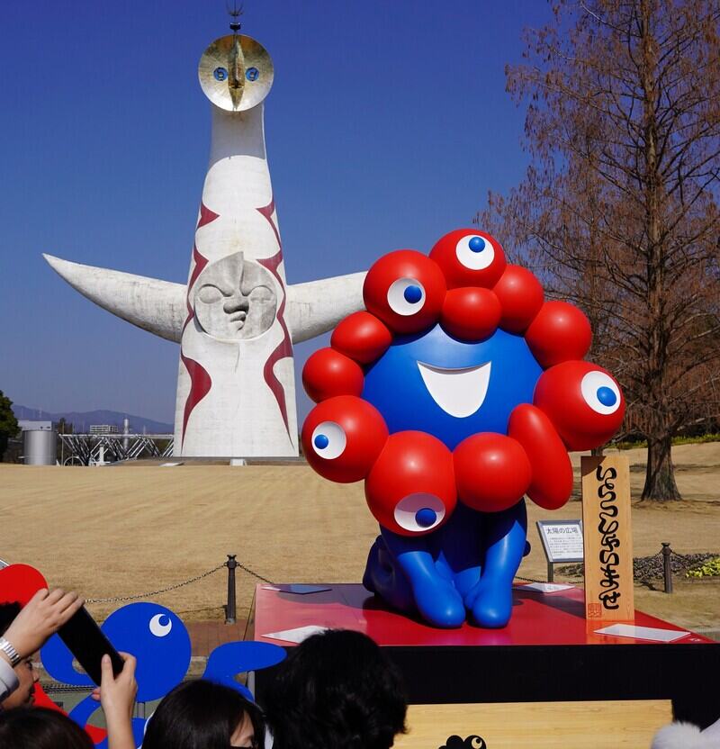 Sochy Myaku-Myaku se přestěhovaly k věži Slunce