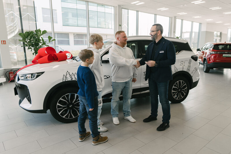 Chery Praha představuje svého ambasadora – Jana Brejlu alias „Táta a dva kluci“