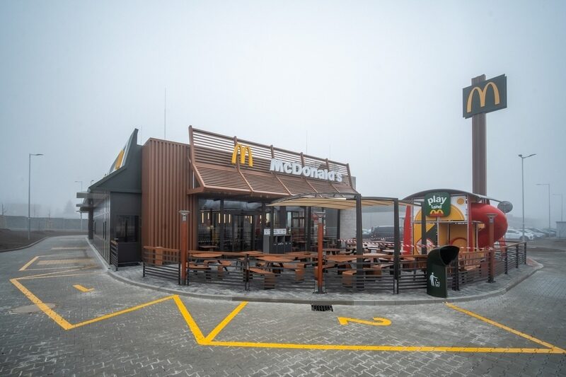 McDonald’s míří do krajiny rybníků. Nová restaurace otevřela v Třeboni