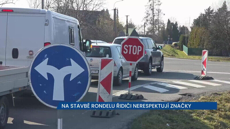 Při projíždění stavbou rondelu v Dobré řidiči nerespektují dopravní značky
