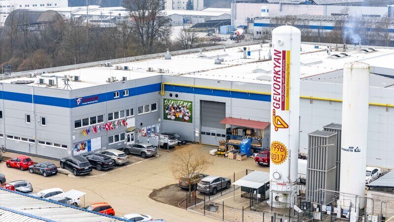 Výsledky za 2025: Meziroční růst EBITDA o více než 10 %, tržby o více než 11 %.